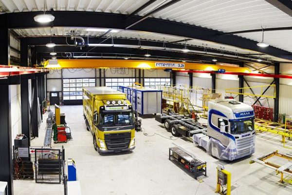 Innenansicht der LKW-Werkstatt